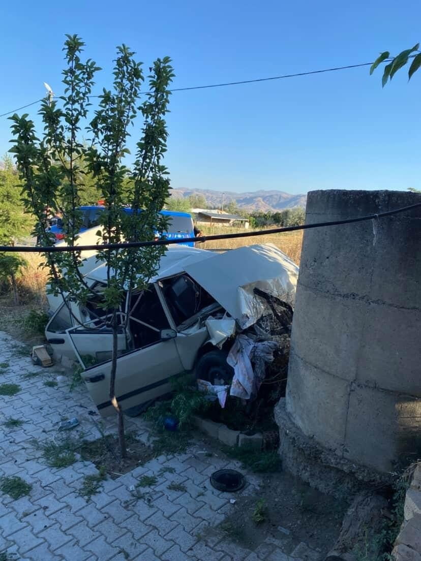 ELAZIĞ’DA ÖNCE ÇÖP KONTEYNIRINA ARDINDAN DA BAHÇE DUVARINA ÇAPAN TOFAŞ MARKA OTOMOBİL HURDAYA...