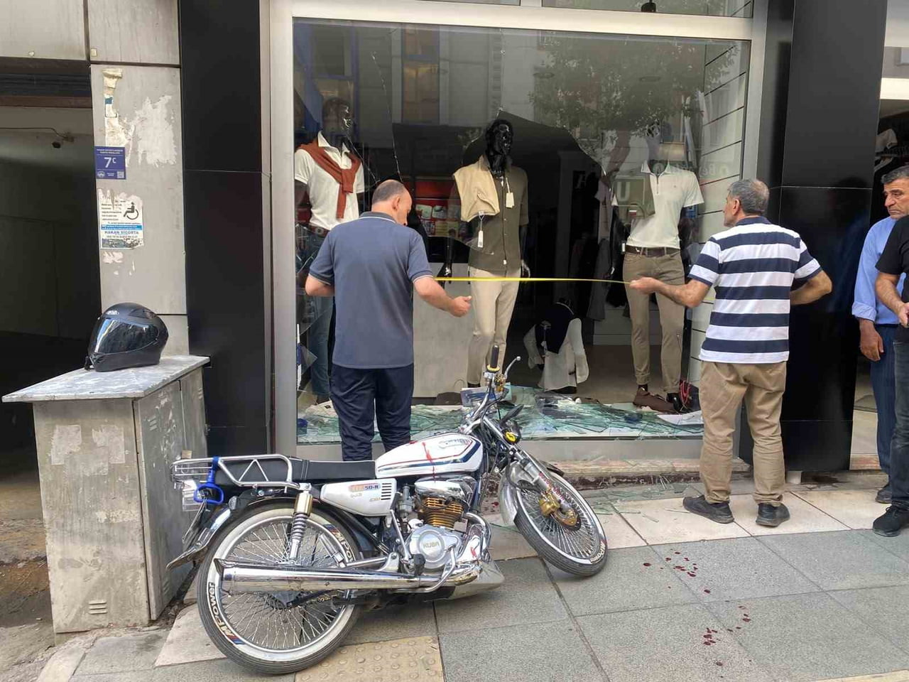 ELAZIĞ’DA OTOPARKA GİRMEK İSTEYEN OTOMOBİLLE ÇARPIŞAN MOTOSİKLET, GİYİM MAĞAZASINA GİRDİ. KAZADA...