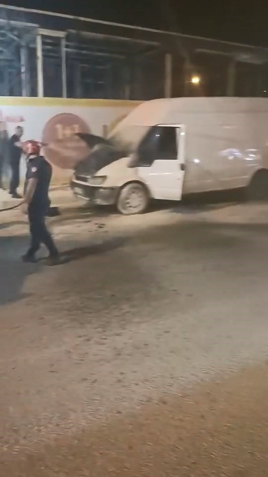 ELAZIĞ’DA SEYİR HAKİNDEYKEN YANAN MİNİBÜS İTFAİYE EKİPLERİ TARAFINDAN KONTROL ALTINA ALINARAK...