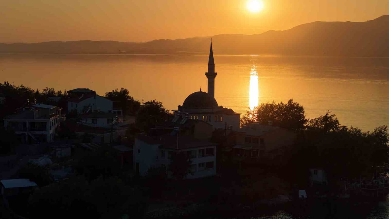 ELAZIĞ’DA SON YAĞIŞLARLA SU SEVİYESİ YÜKSELEN KÖYDE, GÜN BATIMINDA OLUŞAN YAKAMOZ VE GÖKYÜZÜNDEKİ...