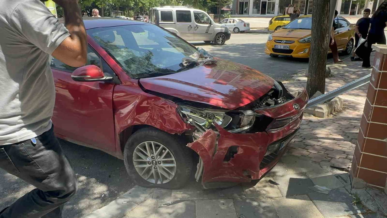 ELAZIĞ’DA TİCARİ ARAÇ İLE OTOMOBİLİN ÇARPIŞMASI SONUCU 6 KİŞİ YARALANDI