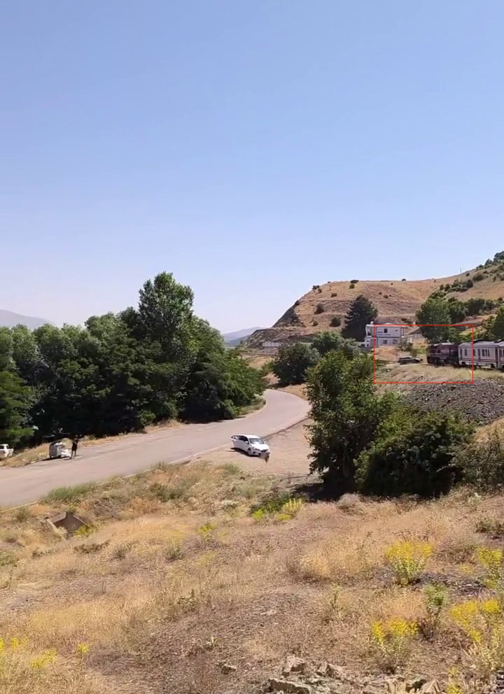 ELAZIĞ’DA TRENİN OTOMOBİLE ÇARPMA ANI, O ANDA  MANZARAYI ÇEKEN YOLCUNUN CEP TELEFONU KAMERASINA...