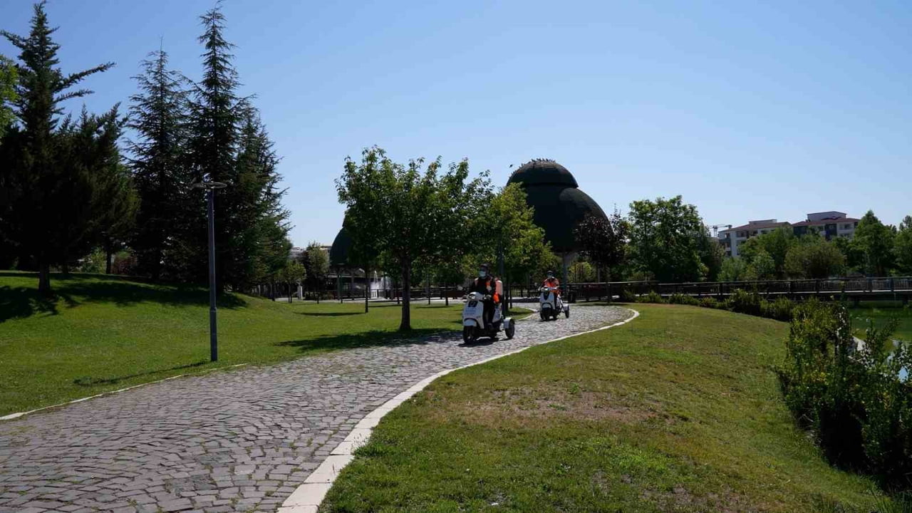 ELAZIĞ’DA YAZ AYLARINDA ARTIŞ GÖSTEREN ZARARLILARA KARŞI KENT GENELİNDEKİ İLAÇLAMA ÇALIŞMALARINA...