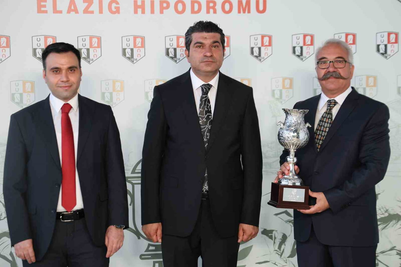 ELAZIĞ HİPODROMU’NDA VALİLİK KOŞUSUNU NESİB İSİMLİ SAFKAN AT KAZANDI