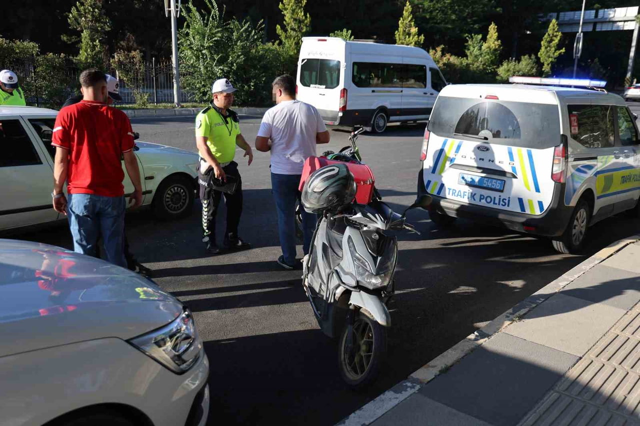 ELAZIĞ İL EMNİYET MÜDÜRLÜĞÜ EKİPLERİ TARAFINDAN KENT GENELİNDE GENİŞ KAPSAMLI TRAFİK DENETİMİ...