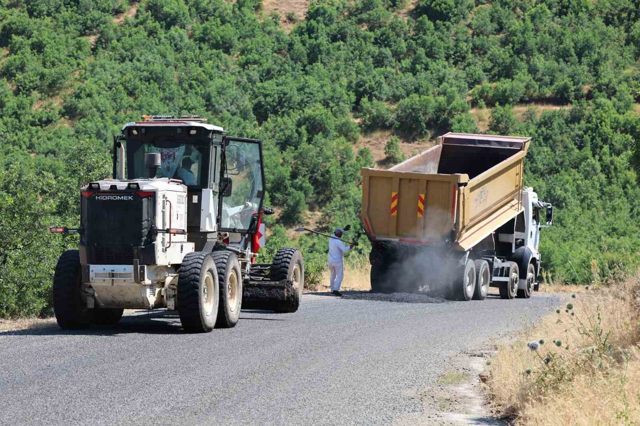 ELAZIĞ İL ÖZEL İDARESİ TARAFINDAN KÖY YOLLARINDA ASFALT İYİLEŞTİRME ÇALIŞMALARI DEVAM...
