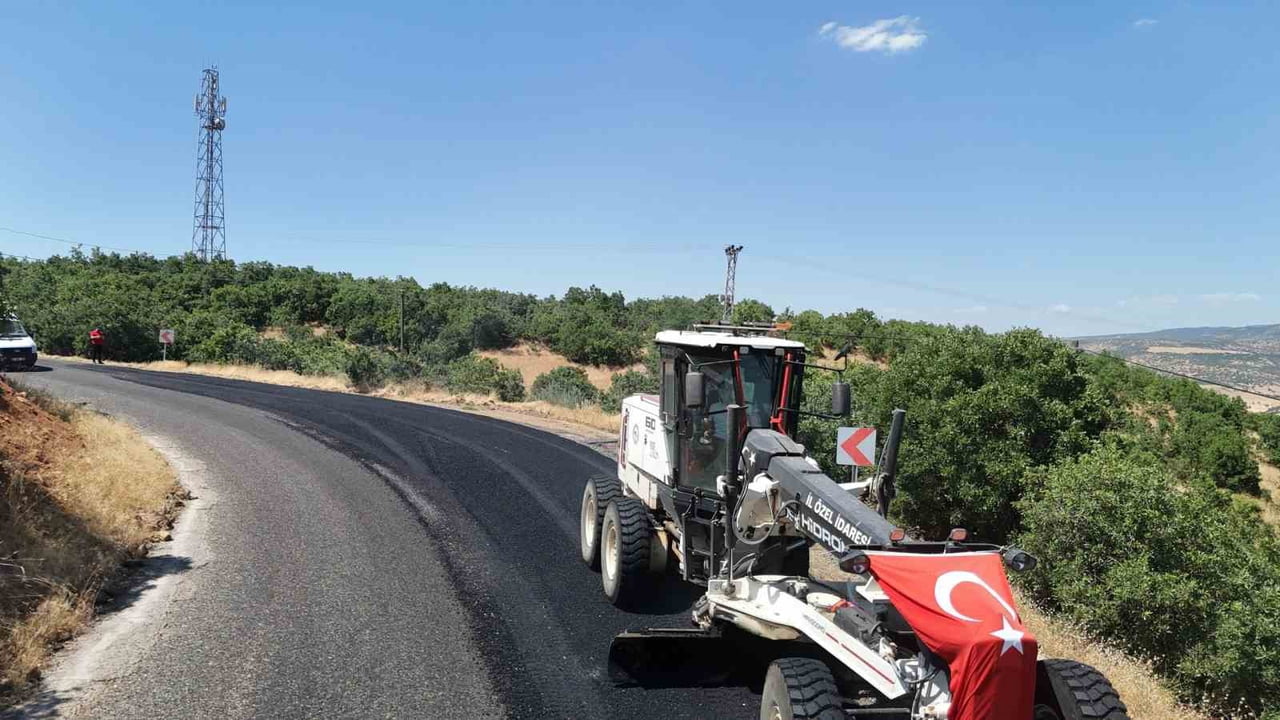 ELAZIĞ İL ÖZEL İDARESİ TARAFINDAN KÖY YOLLARINDA ASFALT İYİLEŞTİRME ÇALIŞMALARI DEVAM...