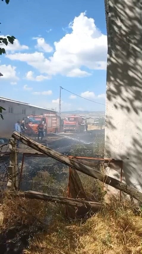 ELAZIĞ’IN KARAKOÇAN İLÇESİNDE ÇIKAN ÖRTÜ YANGINI, İTFAİYE EKİPLERİ TARAFINDAN KONTROL ALTINA...
