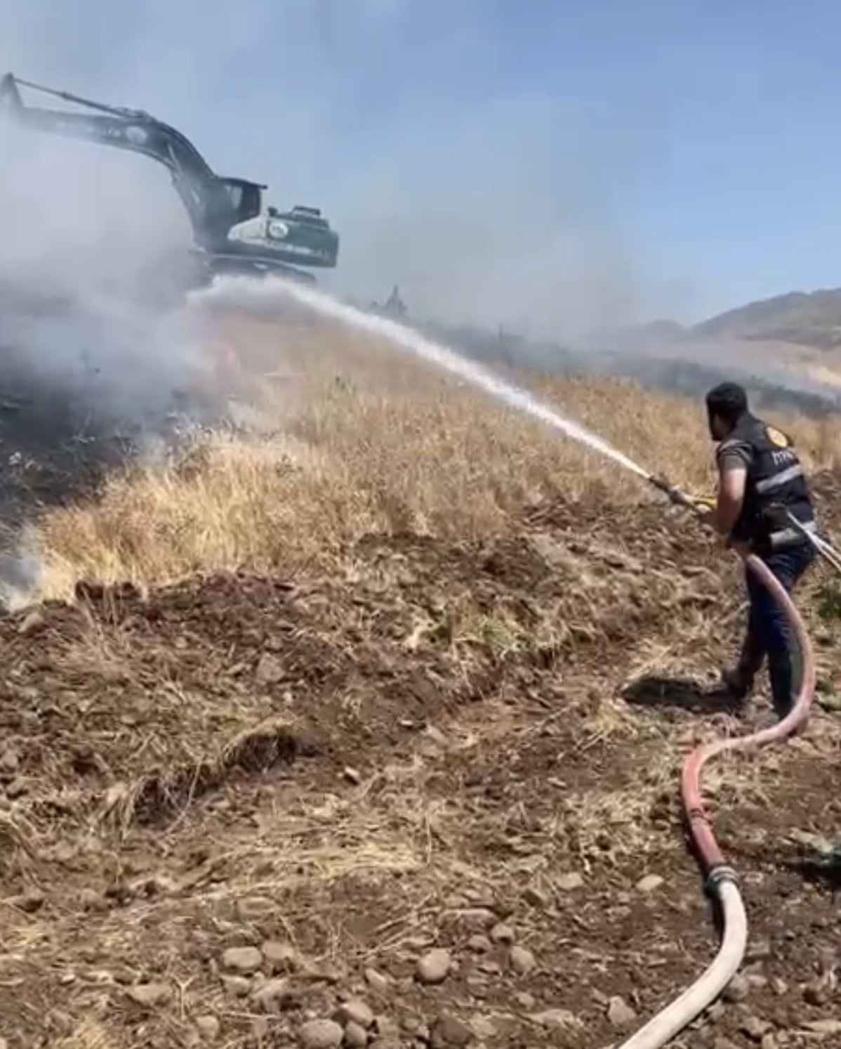 ELAZIĞ’IN KARAKOÇAN İLÇESİNDE ÇIKAN YANGINDA  15 DÖNÜM BUĞDAY İLE 20 DÖNÜM ARPA EKİLİ ALAN YANARAK...