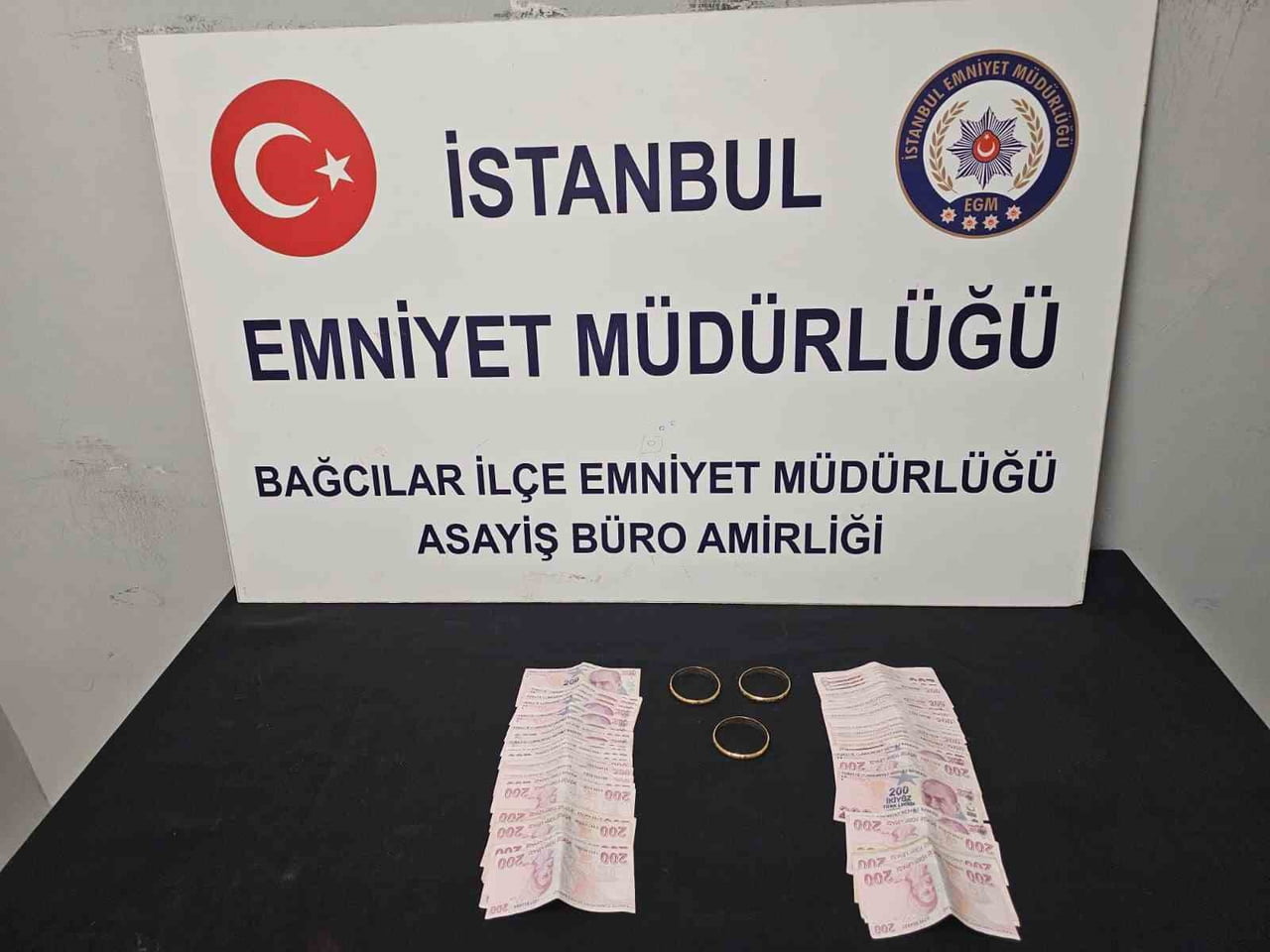 ELE GEÇİRİLEN PARA VE ZİYNET EŞYALARI MAĞDURA TESLİM EDİLMEK ÜZERE MUHAFAZA ALTINA ALINDI.