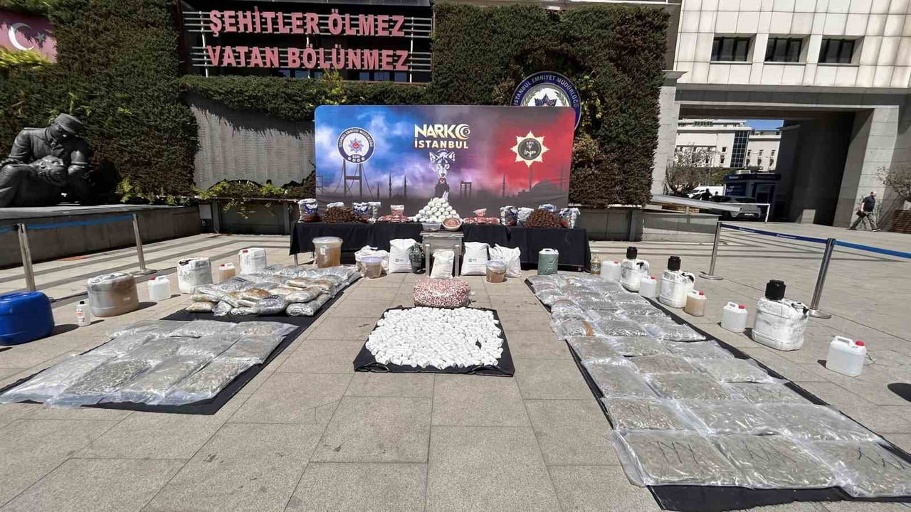 ELE GEÇİRİLEN UYUŞTURUCU MADDELER İSTANBUL İL EMNİYET MÜDÜRLÜĞÜ'NÜN AVLUSUNDA...