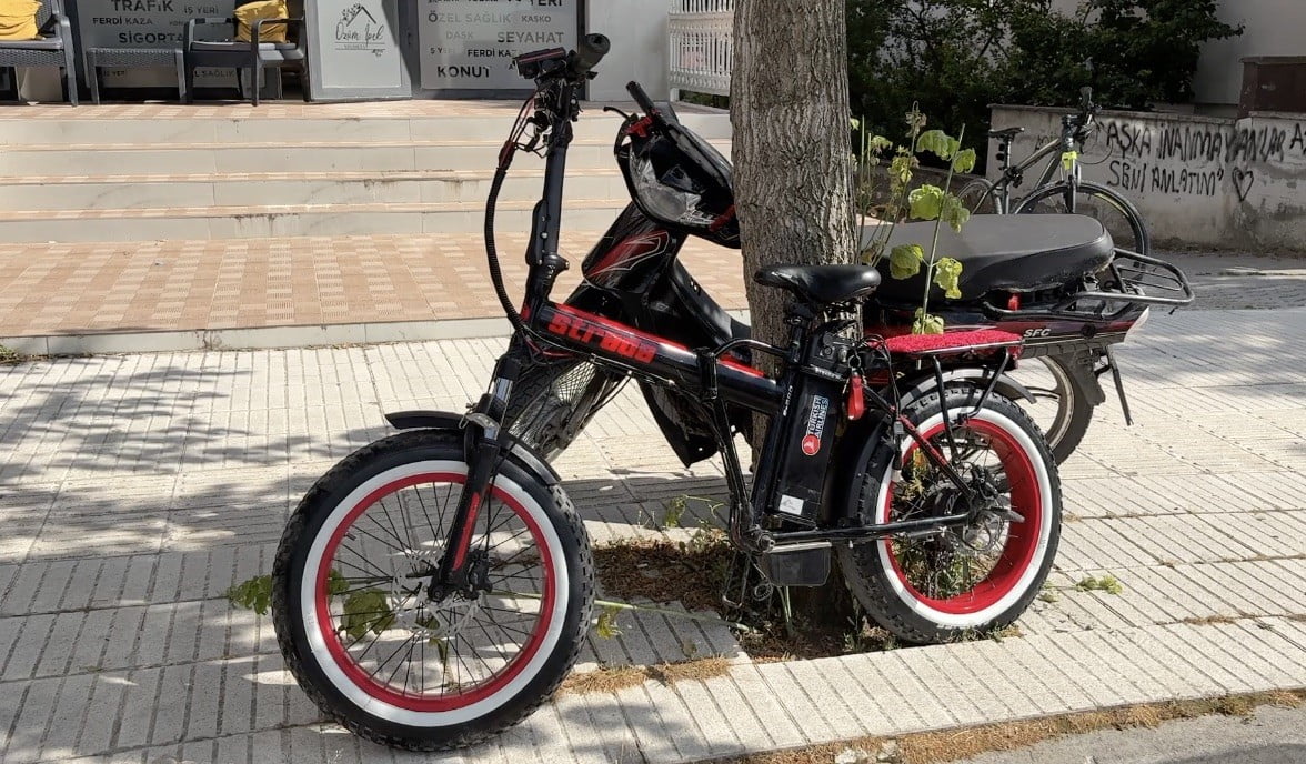 ELEKTRİKLİ BİSİKLET SÜRÜCÜSÜ OTOMOBİLLE ÇARPIŞMANIN NETİCESİNDE YARALANDI