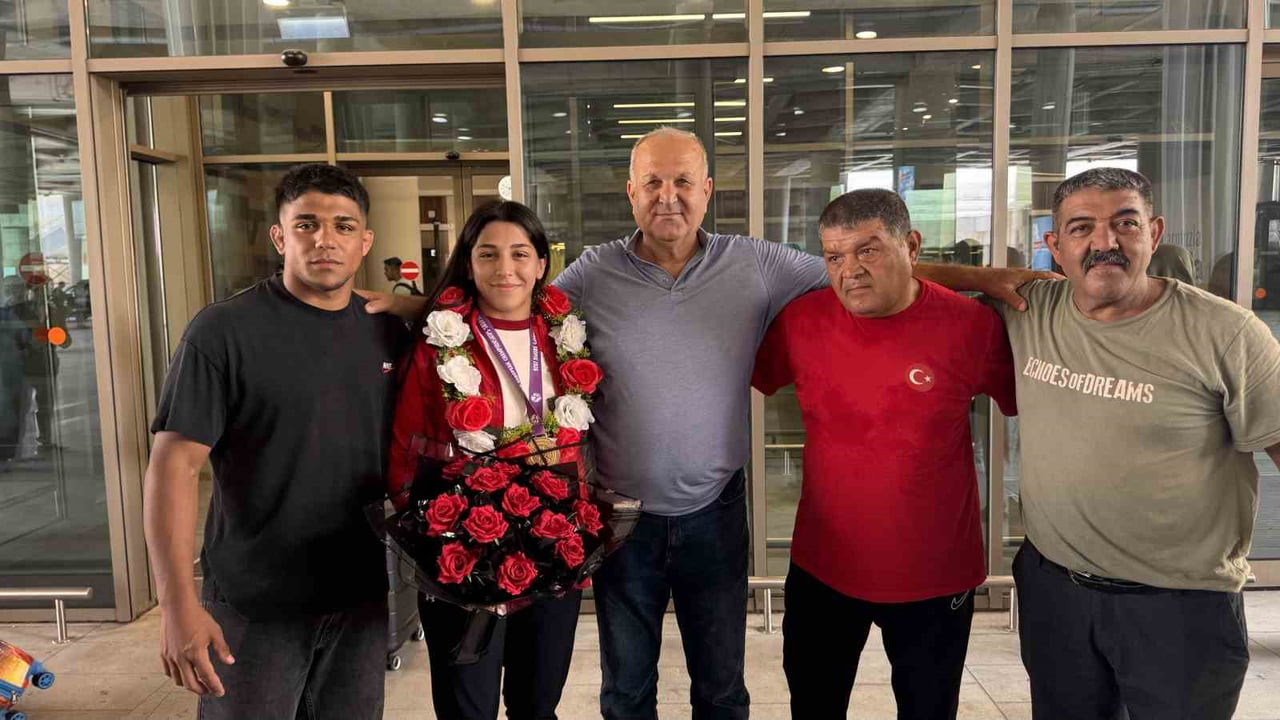 ELİF ŞEVVAL KURT, MEMLEKETİ ADANA’DA COŞKULU BİR KALABALIK TARAFINDAN DAVUL ZURNA VE TÜRK...