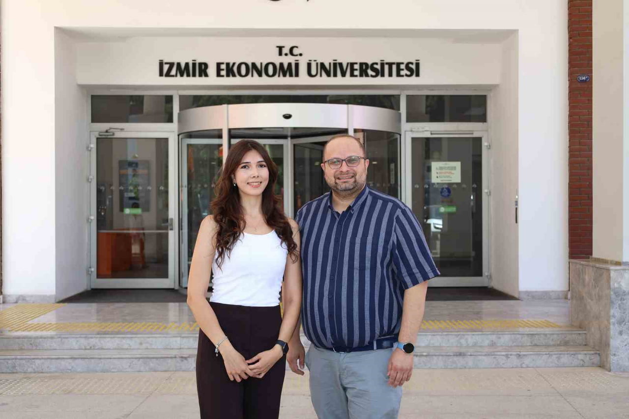 ELİF TURAN VE  İEÜ GENETİK VE BİYOMÜHENDİSLİK BÖLÜMÜ ÖĞRETİM ÜYESİ DOÇ. DR. CİHANGİR...
