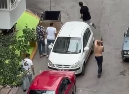 ELLERİNDE POMPALI TÜFEK BULUNAN ŞÜPHELİLERİN SOKAK ORTASINDA ATEŞ AÇTIĞI ANLAR KAMERADA