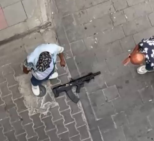 ELLERİNDE POMPALI TÜFEK BULUNAN ŞÜPHELİLERİN SOKAK ORTASINDA ATEŞ AÇTIĞI ANLAR KAMERADA