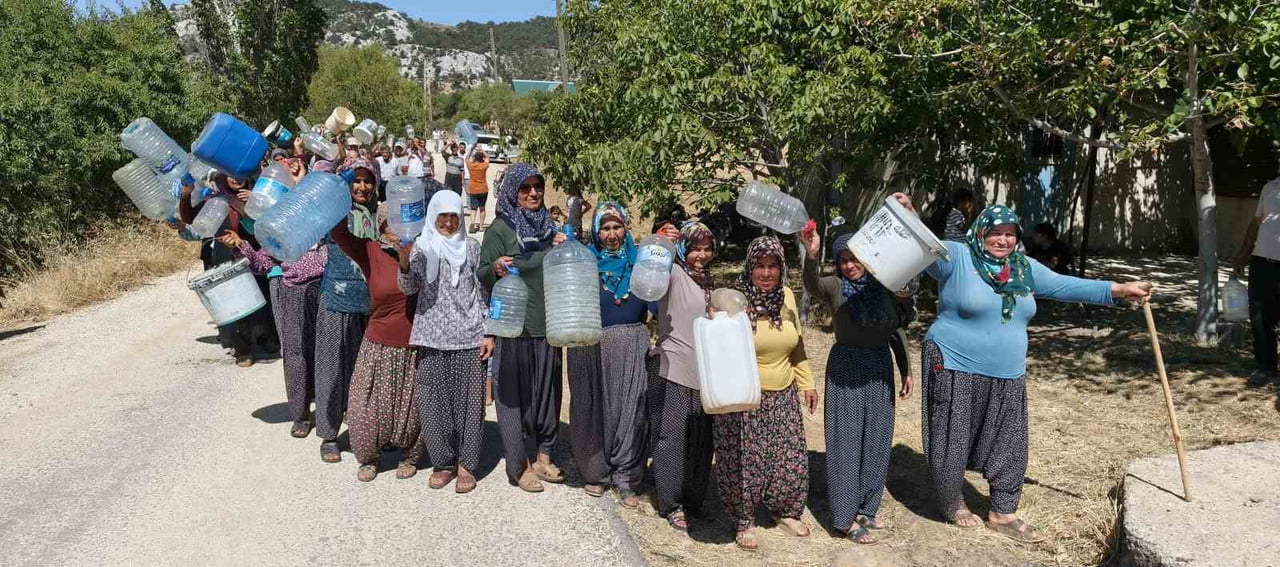 ELLERİNDE SU BİDONLARI OLAN VATANDAŞLAR