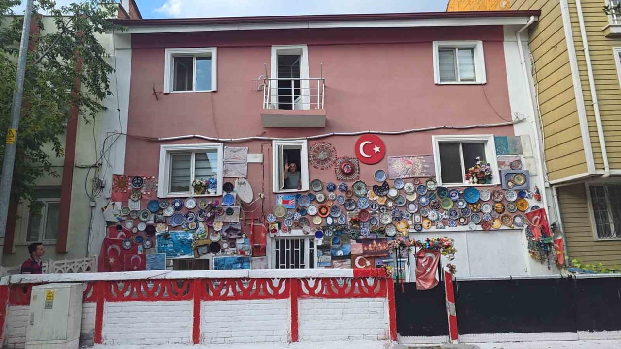 EMEKLİ AMBULANS ŞOFÖRÜ EVİNİ ÇİNİLERLE SÜSLEDİ, MAHALLEDE İLGİ ODAĞI OLDU