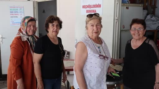 Emekli kadınlar gözleme satarak üniversitelilere destek oluyor