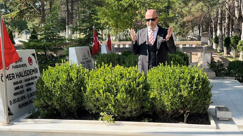 EMEKLİ KORGENERAL ZEKAİ AKSAKALLI ZEKAİ AKSAKALLI, ŞEHİT ÖMER HALİSDEMİR'İN KABRİNİ ZİYARET...