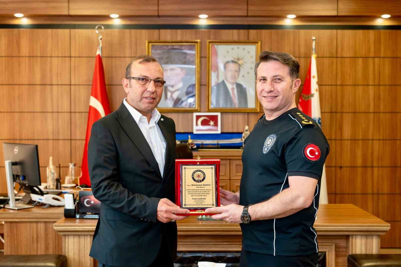 EMEKLİYE AYRILAN POLİS MEMURUNA VEDA PLAKETİ