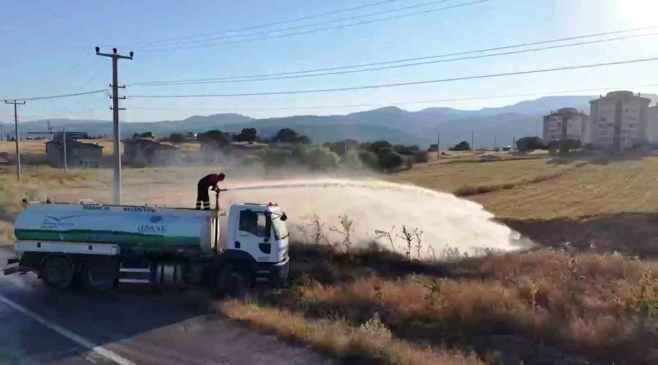 EMET'TE ARAZİ YANGINI KORKUTTU: BİR İTFAİYE ERİ DUMANDAN ETKİLENDİ