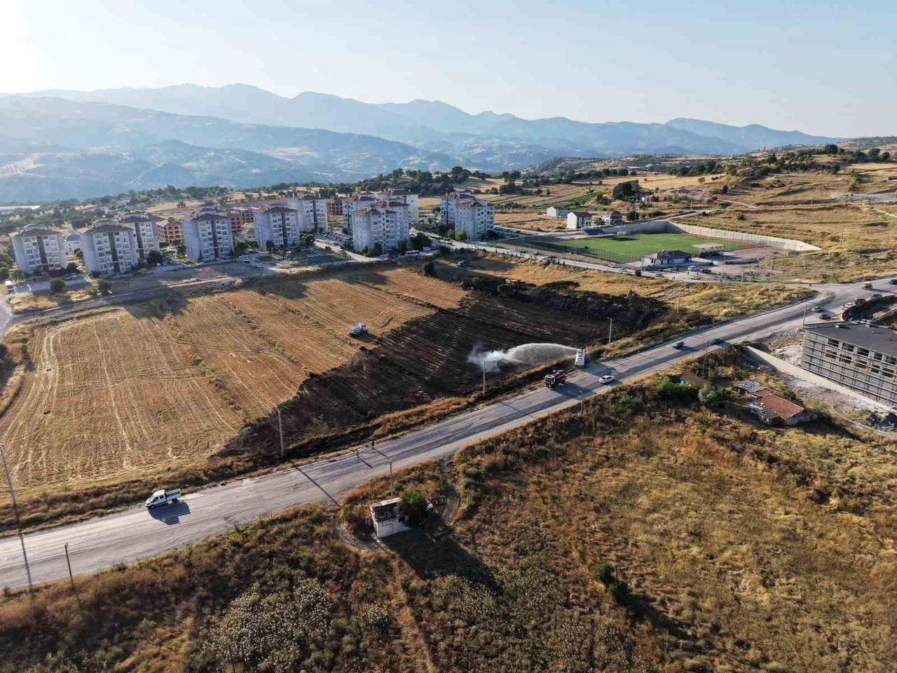 EMET'TE ARAZİ YANGINI KORKUTTU: BİR İTFAİYE ERİ DUMANDAN ETKİLENDİ