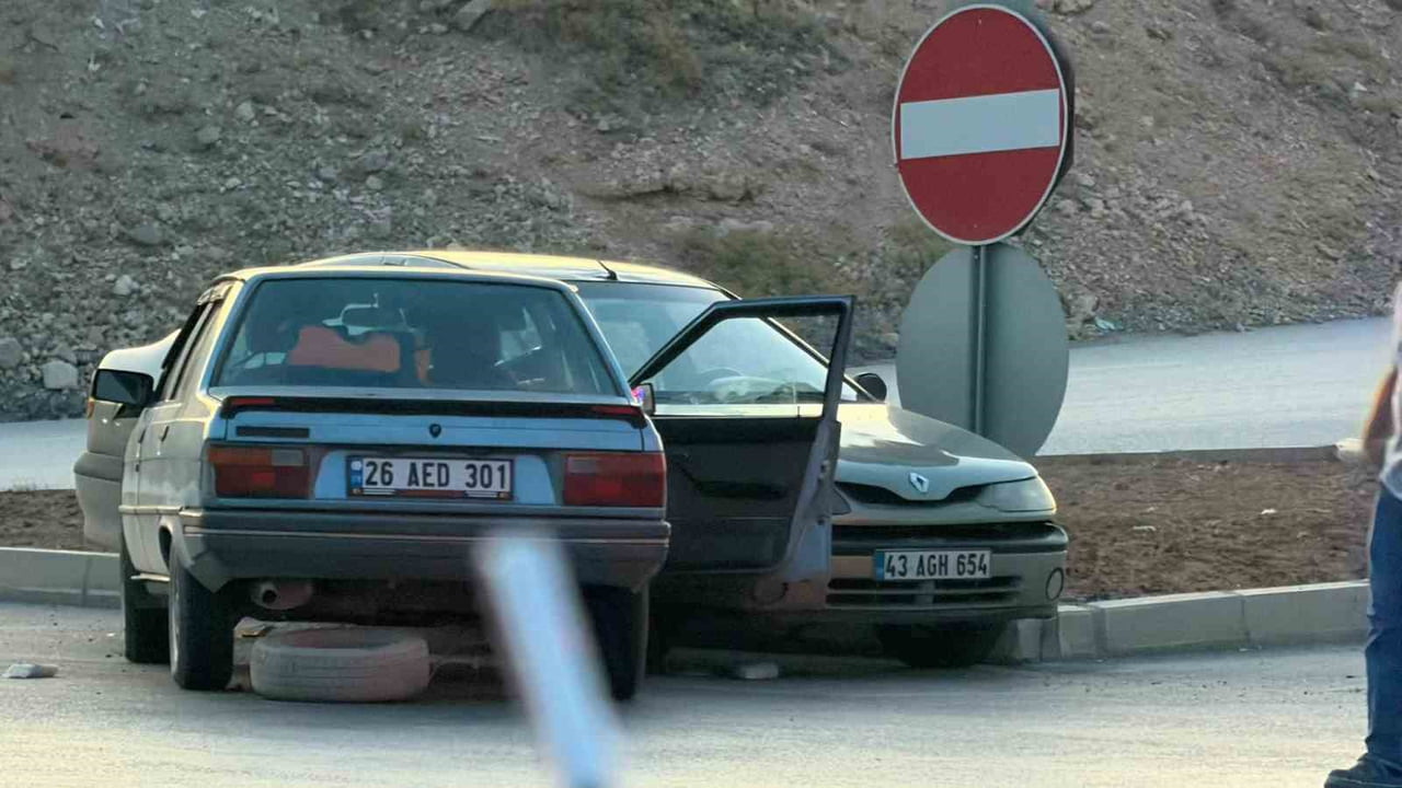 EMET'TE KAZA: 4 KİŞİ YARALANDI, SÜRÜCÜ OLAY YERİNDEN KAÇTI