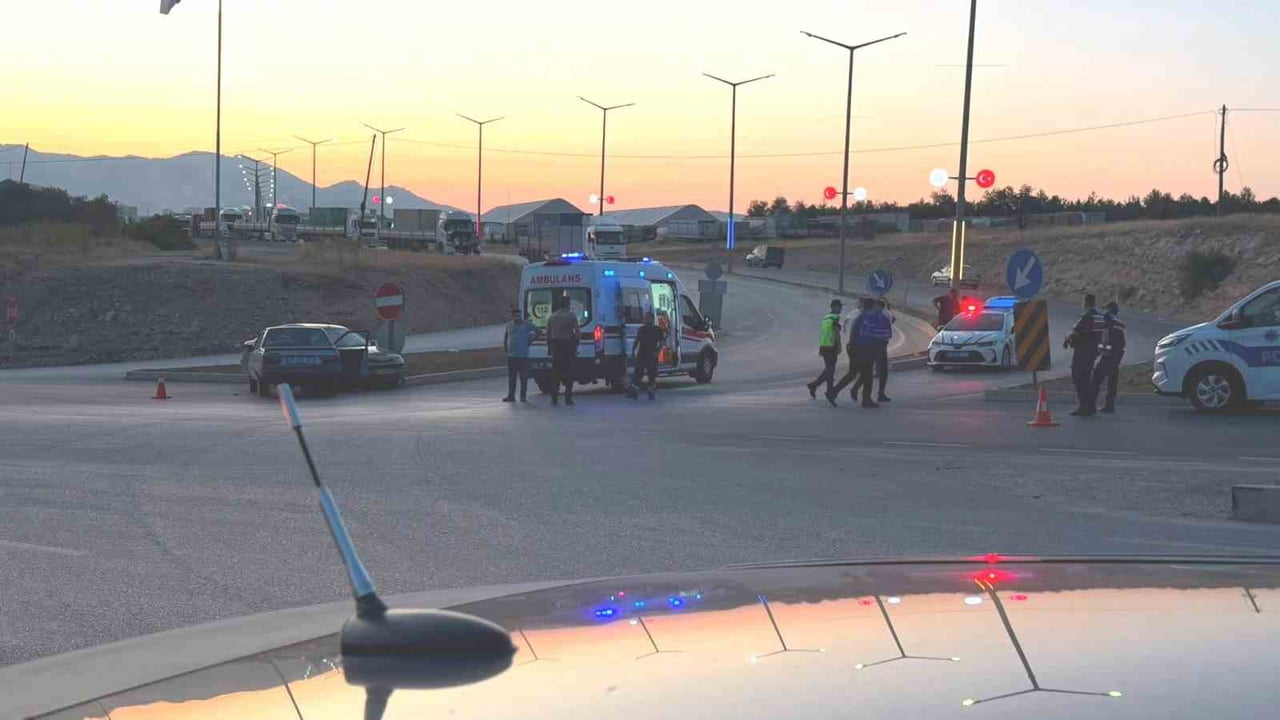 EMET'TE KAZA: 4 KİŞİ YARALANDI, SÜRÜCÜ OLAY YERİNDEN KAÇTI