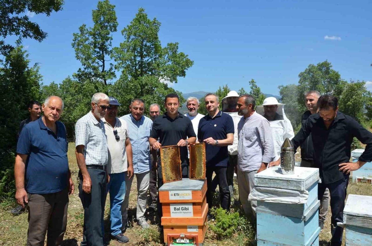EMET KAYMAKAMI BAŞKAPAN ARICILARLA BİR ARAYA GELDİ