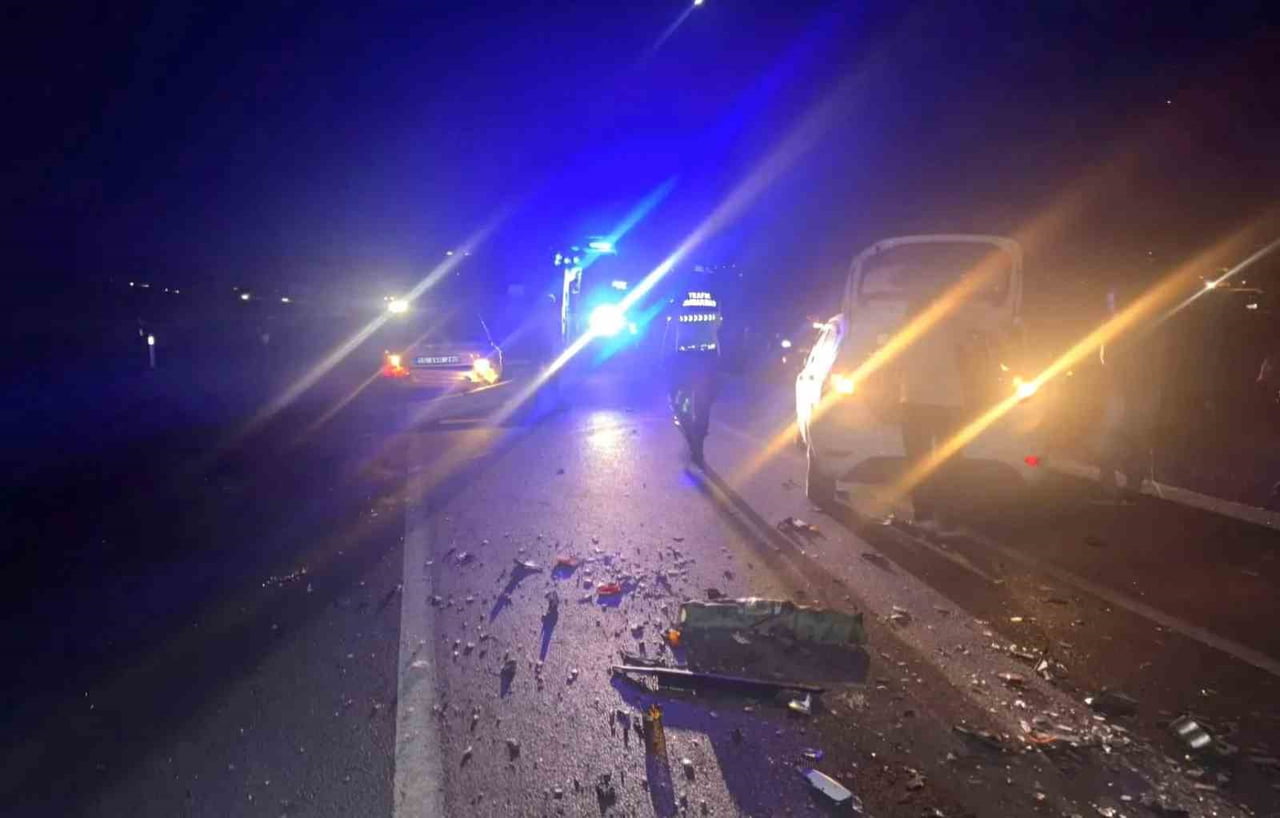 EMET’TE KOYUN SÜRÜSÜ ZİNCİRLEME KAZAYA NEDEN OLDU: BİRİ ÇOCUK 3 YARALI, 6 KOYUN TELEF