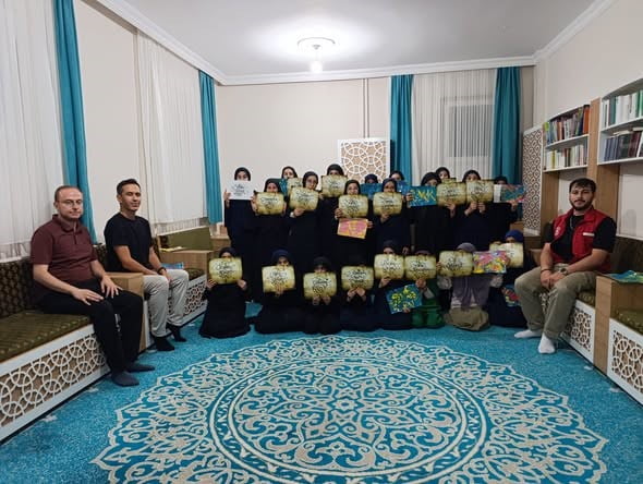 EMİRDAĞ’DA AZİZİYE KIZ HAFIZLIK KUR'AN KURSU ÖĞRENCİLERİNE ‘EBRU SANATI’ VE ‘KALİGRAFİ’ ETKİNLİĞİ’...