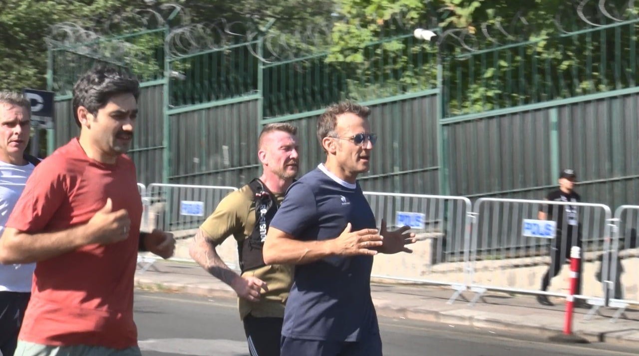 EMMANUEL MACRON, SABAH SAATLERİNDE BAŞKENT SOKAKLARINDA KOŞU YAPTI