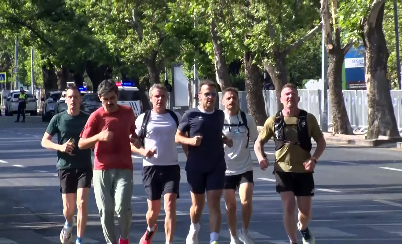 EMMANUEL MACRON, SABAH SAATLERİNDE BAŞKENT SOKAKLARINDA KOŞU YAPTI
