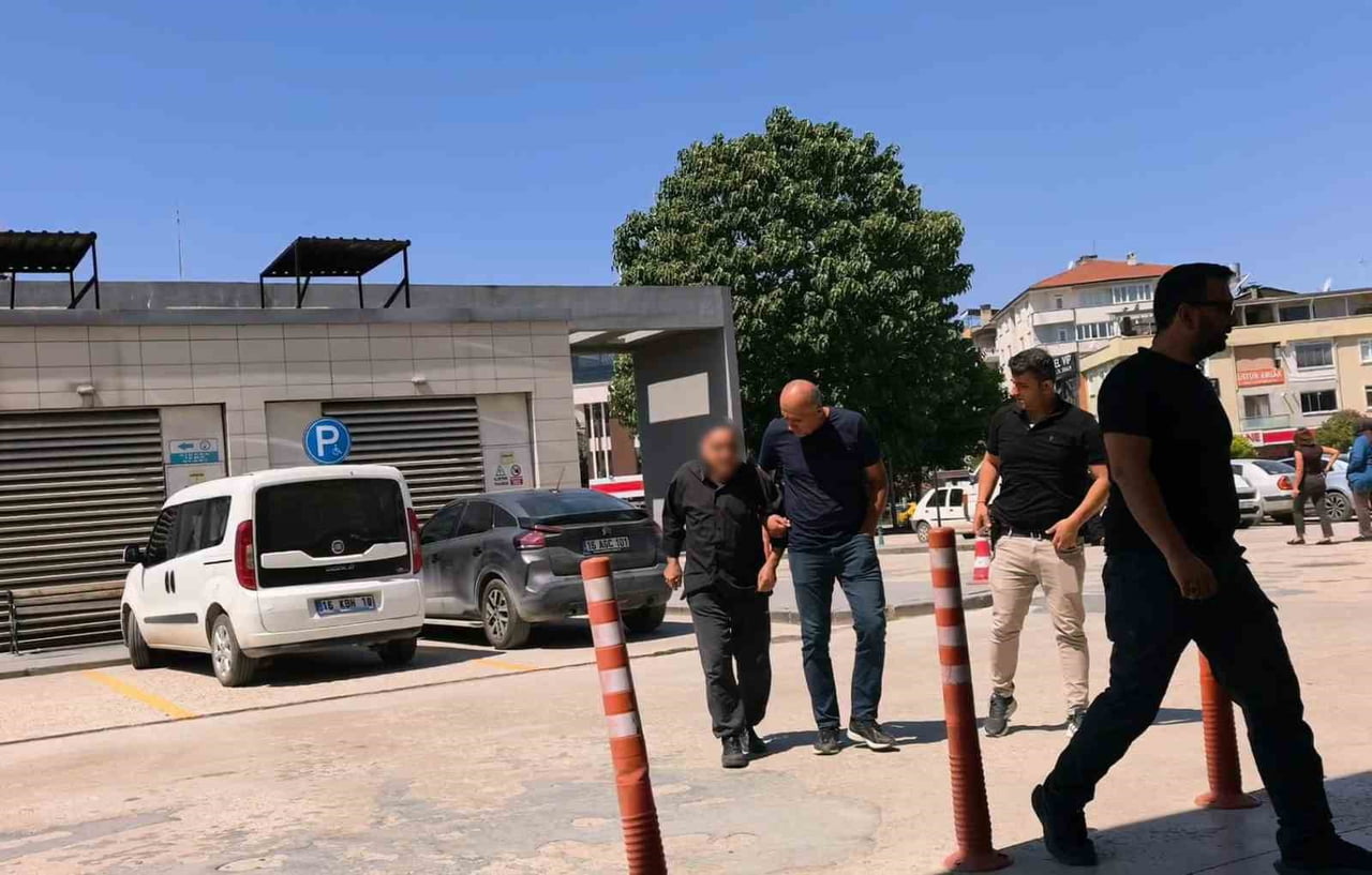EMNİYETTEKİ İŞLEMLERİNİN ARDINDAN ADLİYEYE SEVK EDİLEN AHMET T., ÇIKARILDIĞI MAHKEMECE...