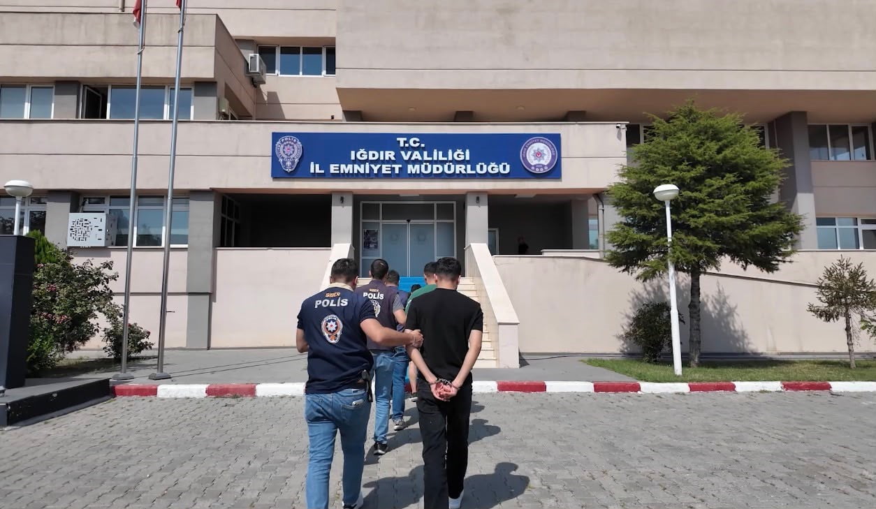 EMNİYETTEKİ İŞLEMLERİNİN ARDINDAN IĞDIR CUMHURİYET BAŞSAVCILIĞINA SEVK EDİLEN 4 ŞÜPHELİ...