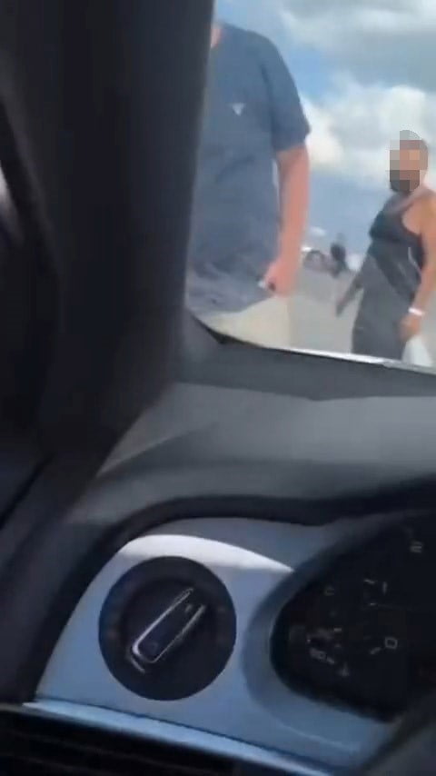 EN YAKIN AKARYAKIT İSTASYONUNA ULAŞMAK VE DURUMUNU ANLATMAK İSTEYEN SÜRÜCÜNÜN SINIR KUYRUĞUNDA...