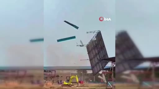 Endonezya'nın Batam kentinde meydana gelen kasırga, bir inşaat sahasındaki metal çatıları yerinden...