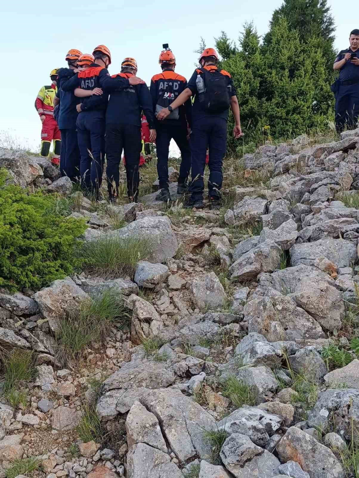 ENGEBELİ VE ZORLU ARAZİ ŞARTLARINA RAĞMEN JANDARMA, AFAD VE İTFAİYE EKİPLERİNİN BÖLGEDEKİ ARAMA...