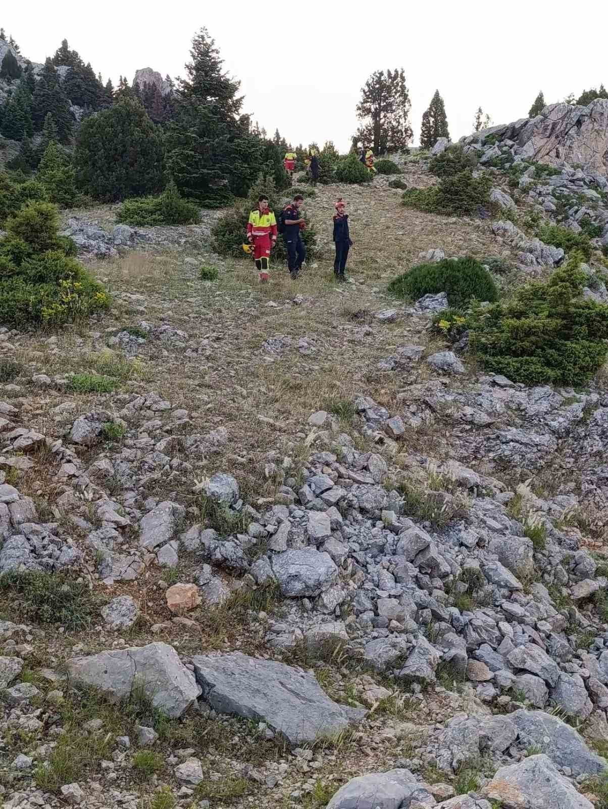 ENGEBELİ VE ZORLU ARAZİ ŞARTLARINA RAĞMEN JANDARMA, AFAD VE İTFAİYE EKİPLERİNİN BÖLGEDEKİ ARAMA...