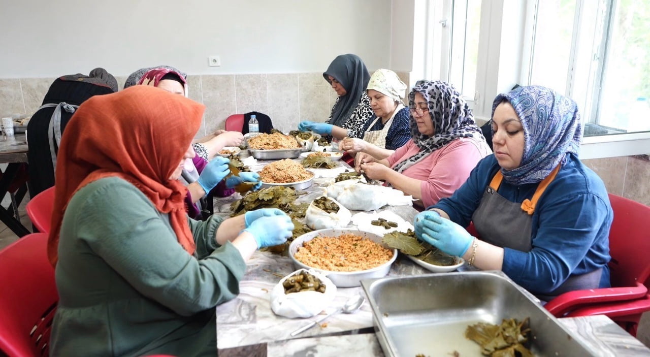 ERBAA BEYEDİYESİ TARAFINDAN 7 SAATTE PİŞİRİLEN YAKLAŞIK 280 BİN BAKLALI DEV NARİNCE YAPRAK...