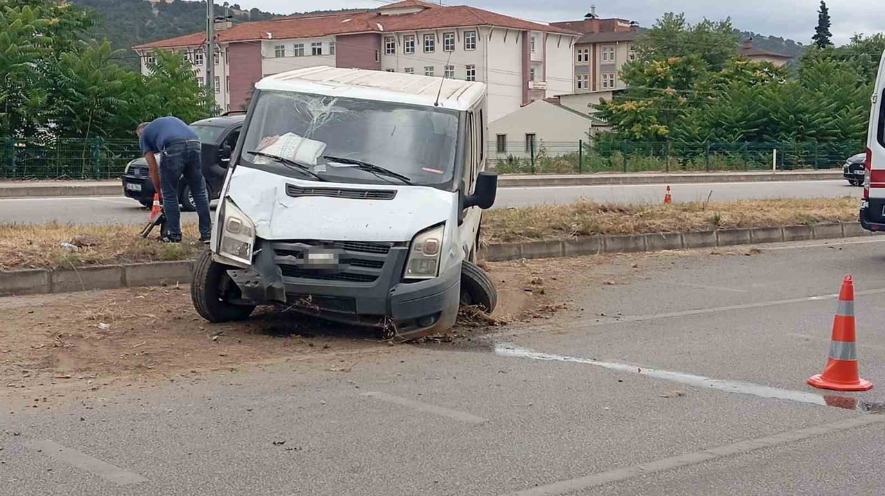 ERBAA İSTİKAMETİNDEN AMASYA YÖNÜNE SEYİR HALİNDE OLAN A.K YÖNETİMİNDEKİ MİNİBÜS, SÜRÜCÜSÜNÜN...