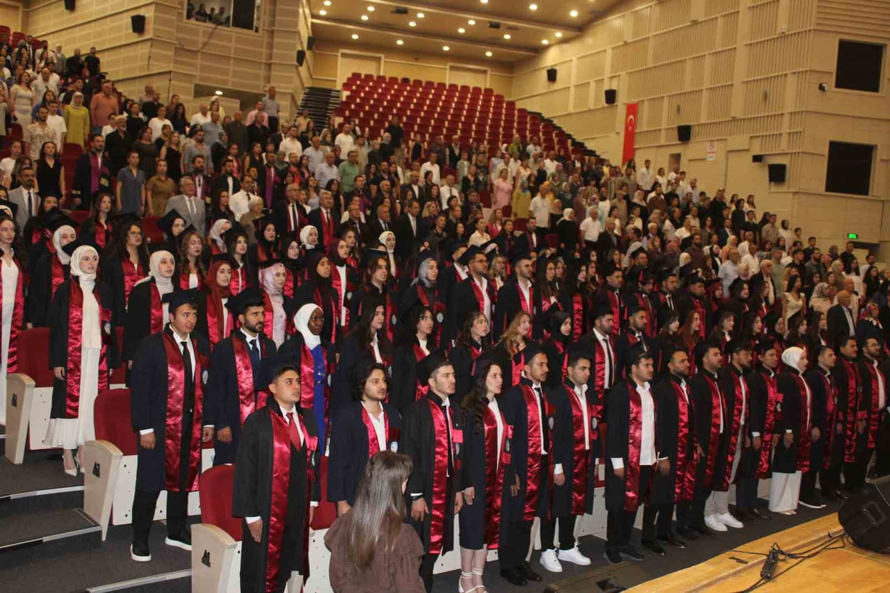 ERCİYES ÜNİVERSİTESİ (ERÜ) ECZACILIK FAKÜLTESİ'NDE 95 ÖĞRENCİ, MEZUNİYET SEVİNCİ...