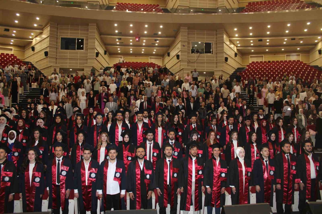 ERCİYES ÜNİVERSİTESİ (ERÜ) ECZACILIK FAKÜLTESİ'NDE 95 ÖĞRENCİ, MEZUNİYET SEVİNCİ...