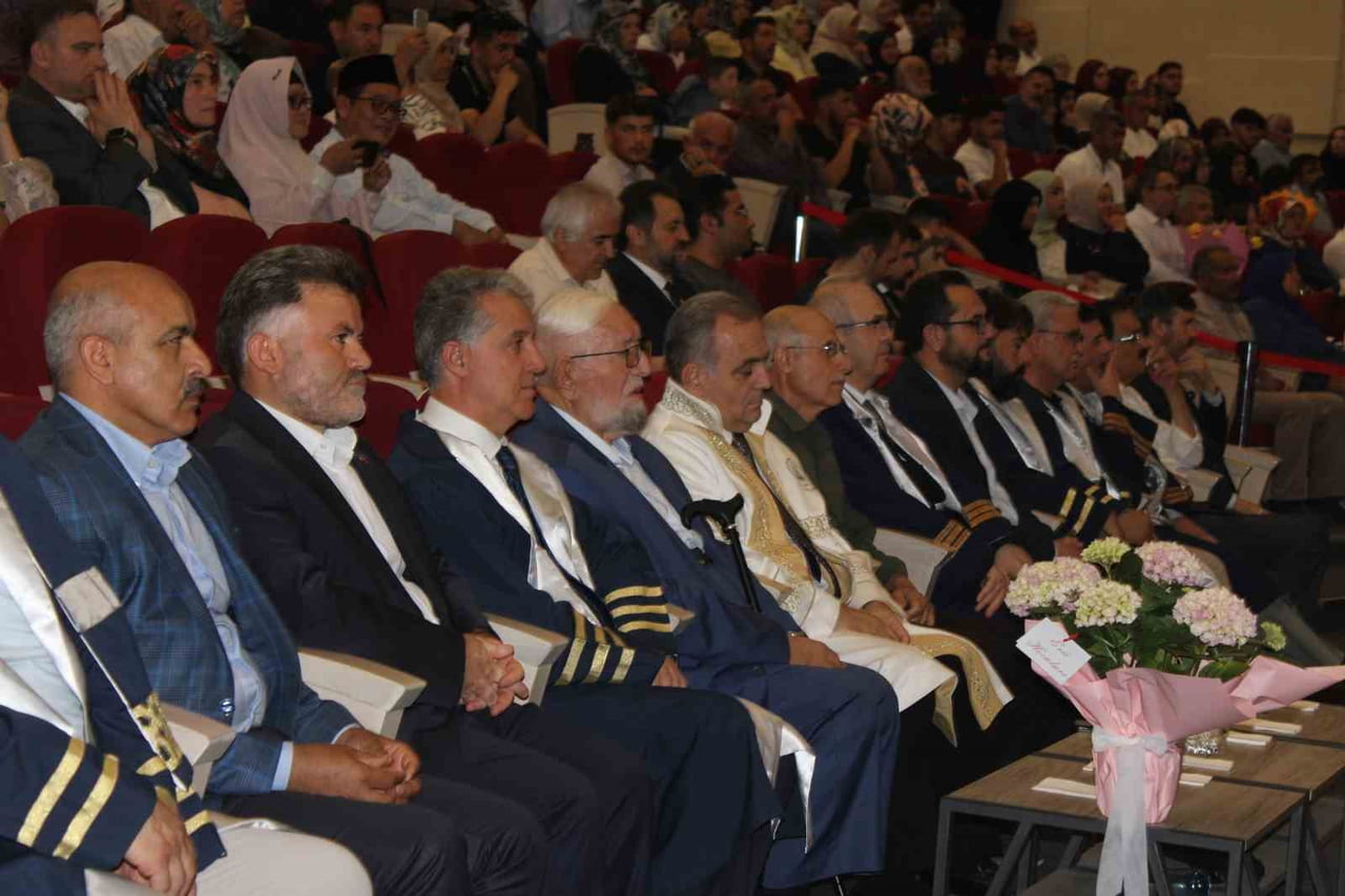 ERCİYES ÜNİVERSİTESİ (ERÜ) İLAHİYAT FAKÜLTESİ'NDE DÜZENLENEN MEZUNİYET TÖRENİNDE 242 ÖĞRENCİ MEZUN...
