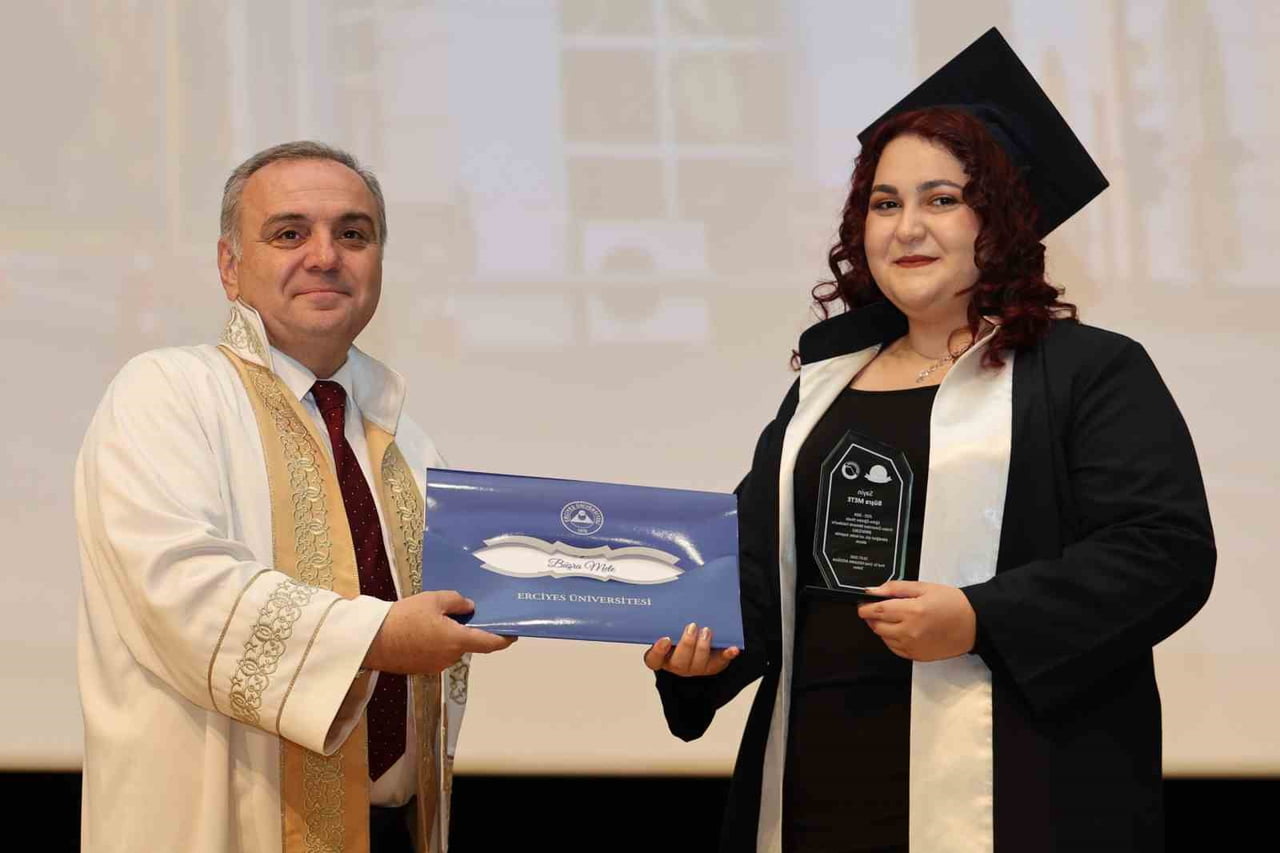 ERCİYES ÜNİVERSİTESİ (ERÜ) MİMARLIK FAKÜLTESİ 2025-2026 EĞİTİM-ÖĞRETİM YILI 31. DÖNEM MEZUNLARINI...