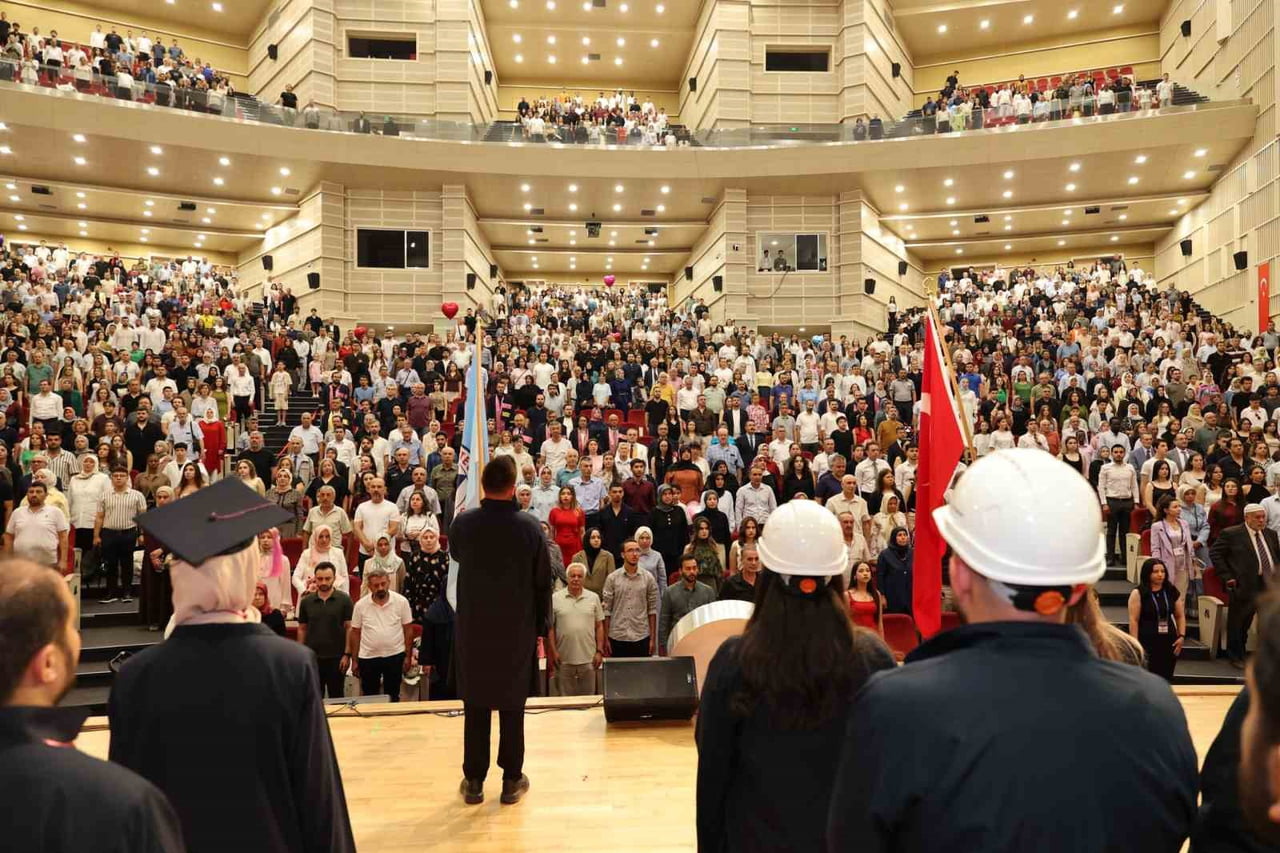 ERCİYES ÜNİVERSİTESİ (ERÜ) MÜHENDİSLİK FAKÜLTESİ, 2025-2026 EĞİTİM-ÖĞRETİM YILI DÖNEM MEZUNLARINI...