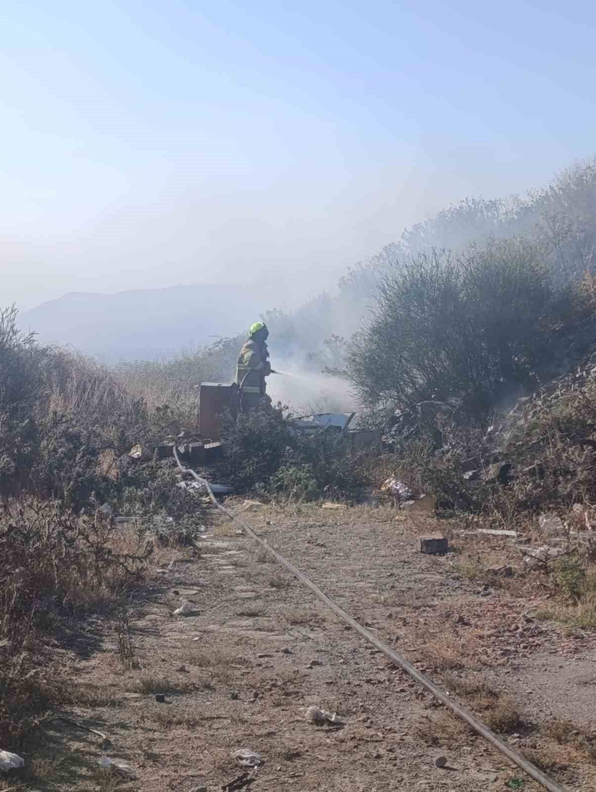 ERDEK'TE MEZARLIK GİRİŞİNDEKİ OT YANGINI BÜYÜMEDEN SÖNDÜRÜLDÜ