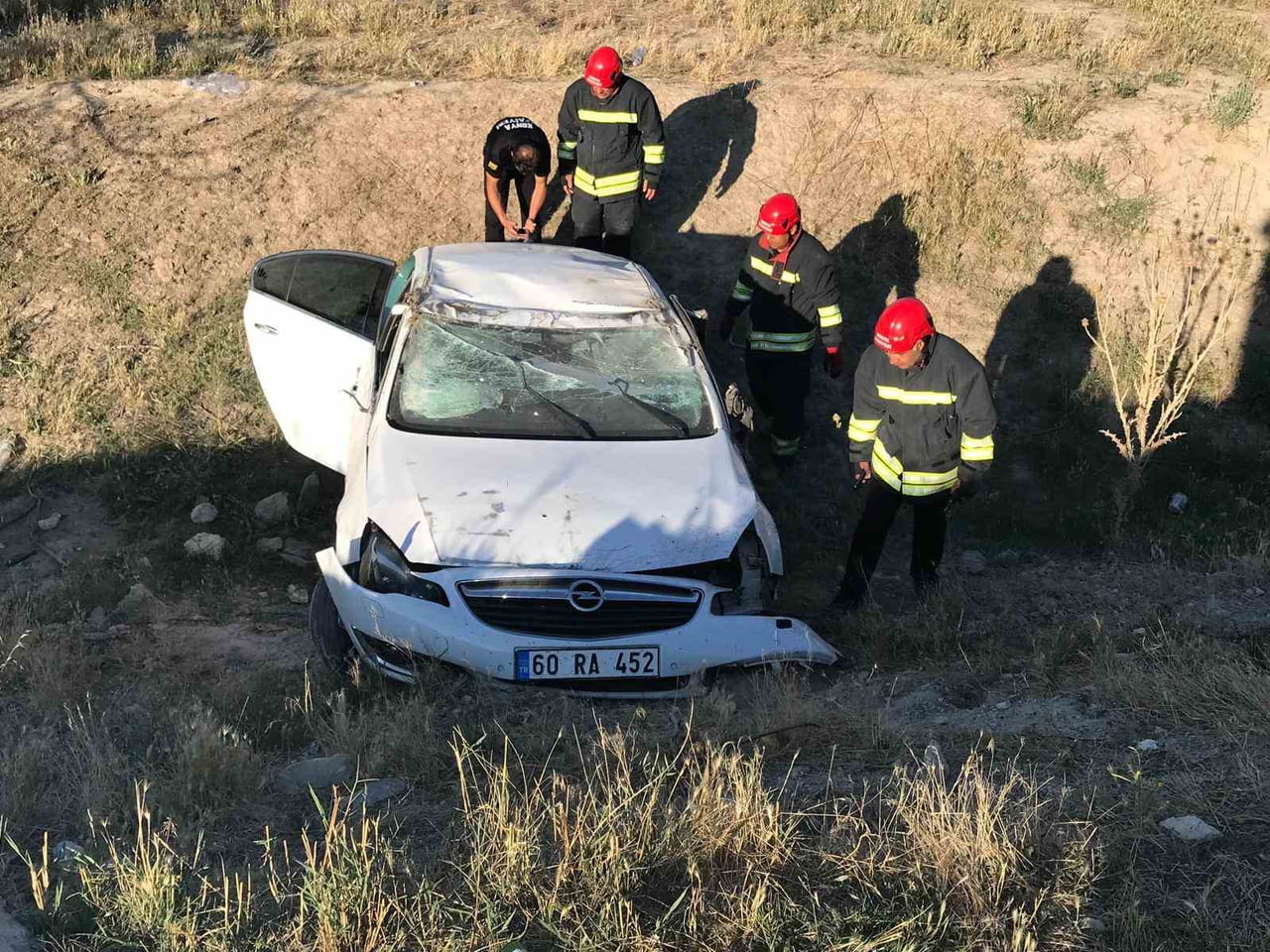 EREĞLİ İLÇESİNDE REFÜJE ÇARPAN OTOMOBİLİN ŞARAMPOLE YUVARLANMASI SONUCU 1'İ BEBEK 3 KİŞİ...
