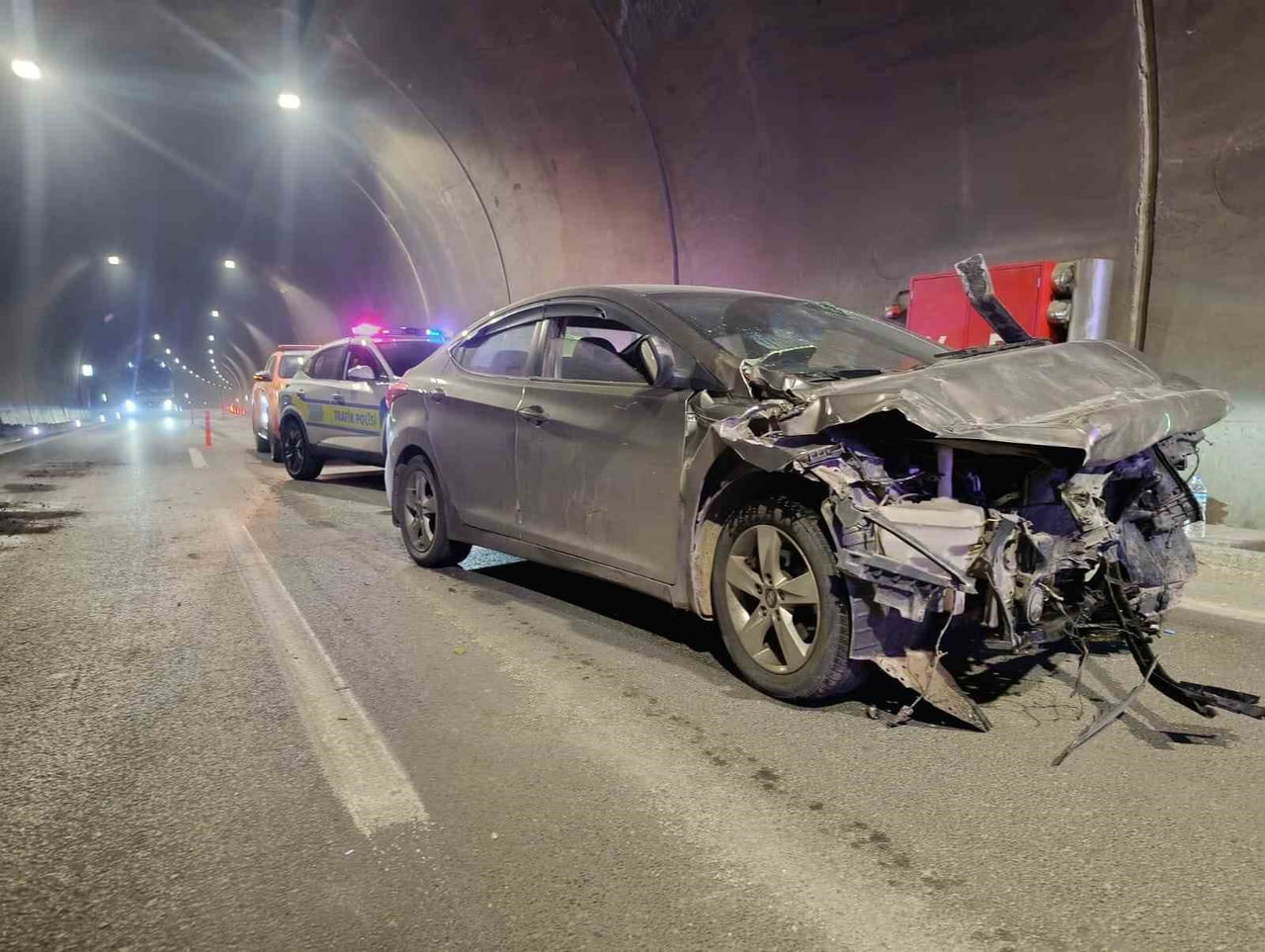 ERKENEK TÜNELİ'NDE OTOMOBİL KAMYONA ARKADAN ÇARPTI: 1 YARALI